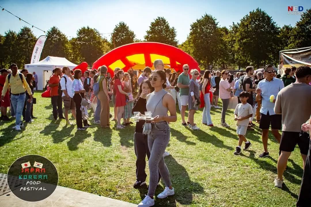 Drukte bij de rode boog op het festivalterrein
