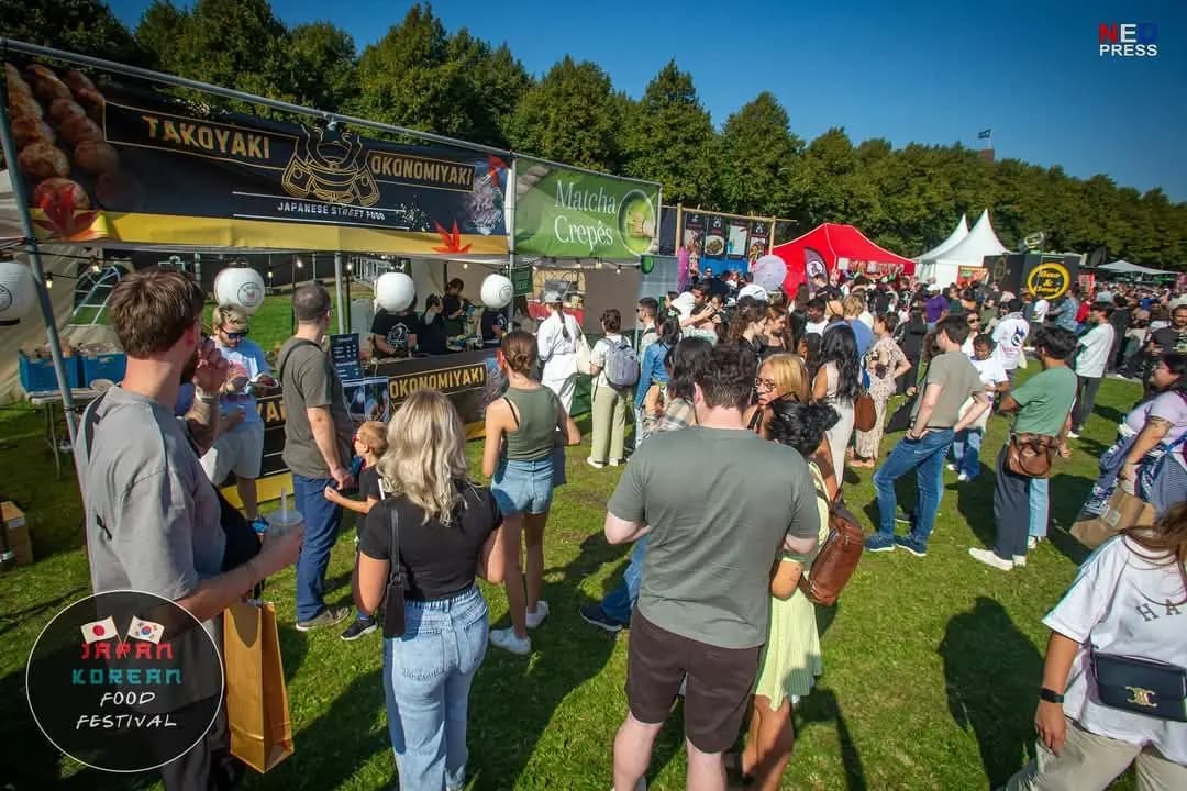Bezoekers bij de foodtrucks