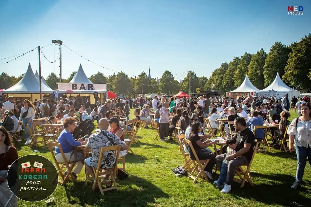 Terras met witte tenten en de bar